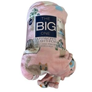 NWT Big One Throw Blanket Cats Faux Fur 5 ft x 6 ft Cozy Soft Plush Gift